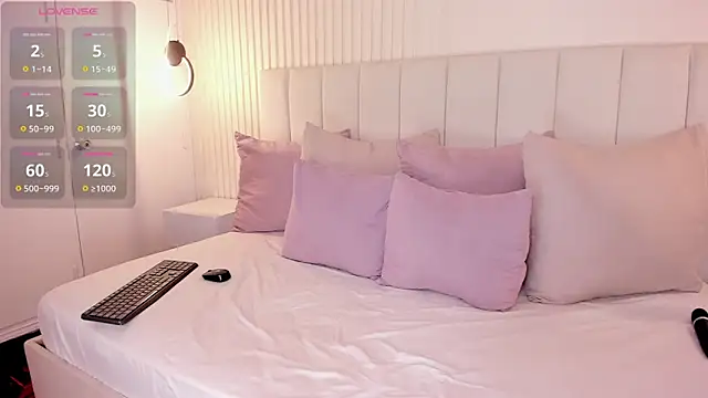 Snapshot of camila_moretti chatting on October 14, 2025, 11:55 am camila moretti online show from October 14, 2025, 11:55 am