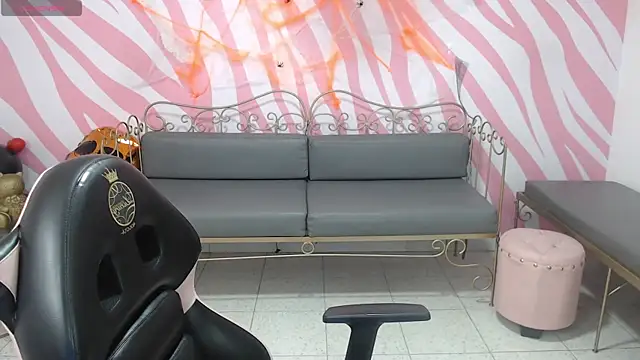 saabrina  online show from November 1, 2025, 1:05 pm