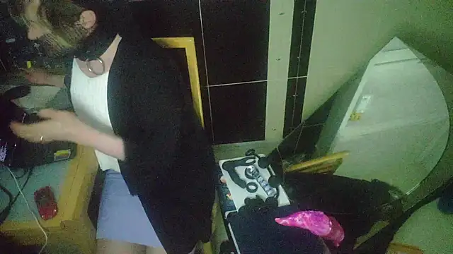 Snapshot of LilithsEve chatting on October 22, 2025, 11:47 pm LilithsEve online show from October 22, 2025, 11:47 pm