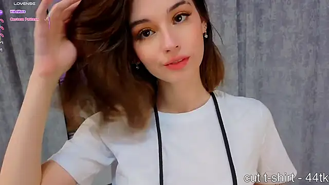 LunaraRada online show from November 8, 2025, 3:26 pm