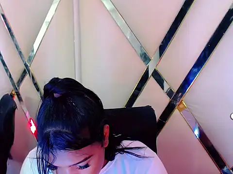 AuroraRoss online show from October 20, 2025, 7:25 pm