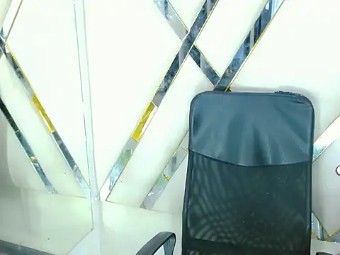 AuroraRoss online show from November 7, 2025, 7:18 pm