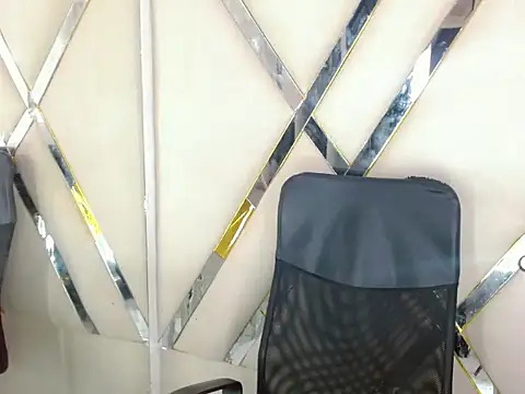 AuroraRoss online show from October 29, 2025, 7:13 pm