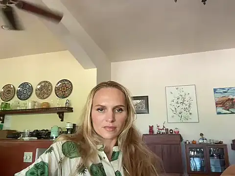 Snapshot of Tovireya chatting on October 23, 2025, 5:55 pm Tovireya online show from October 23, 2025, 5:55 pm