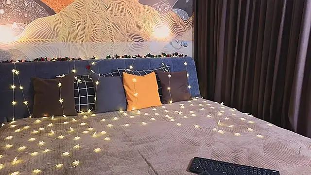 MilaYumi online show from March 25, 2026, 8:46 am