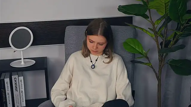 JeanieHelget online show from September 29, 2025, 8:43 am