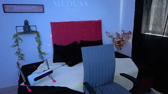 pequitasmedusa9 online show from October 27, 2025, 4:41 pm