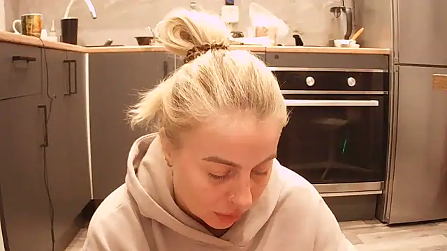 Miravynn online show from March 29, 2026, 9:27 pm