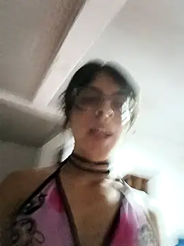 Snapshot of SoftieUwU chatting on September 26, 2025, 1:01 am SoftieUwU online show from September 26, 2025, 1:01 am