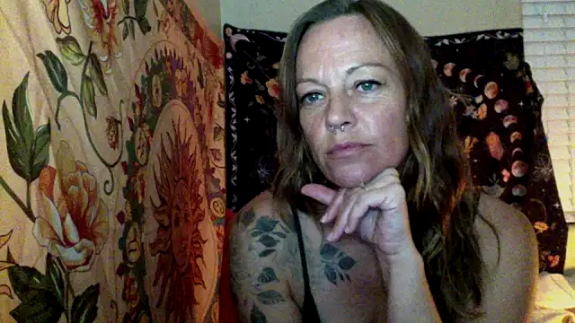 Snapshot of DesertLuxe chatting on October 3, 2025, 4:14 am DesertLuxe online show from October 3, 2025, 4:14 am