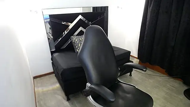 MarianaRojas  online show from February 1, 2026, 6:50 pm