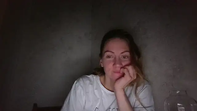 Snapshot of Thavione chatting on February 8, 2026, 9:45 pm Thavione online show from February 8, 2026, 9:45 pm