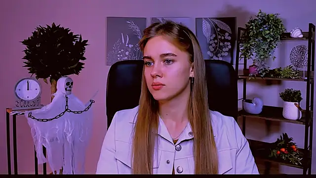 Snapshot of JuneWoods chatting on October 22, 2025, 6:35 am JuneWoods online show from October 22, 2025, 6:35 am