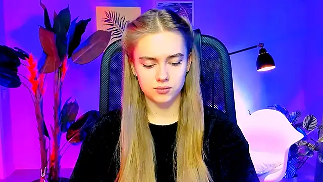 Snapshot of JuneWoods chatting on November 27, 2025, 6:03 am JuneWoods online show from November 27, 2025, 6:03 am