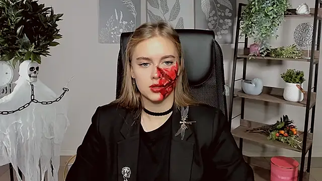 Snapshot of JuneWoods chatting on October 25, 2025, 9:41 am JuneWoods online show from October 25, 2025, 9:41 am