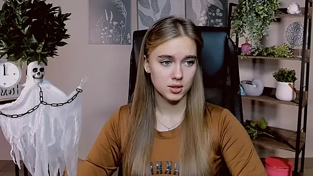 Snapshot of JuneWoods chatting on November 8, 2025, 11:47 am JuneWoods online show from November 8, 2025, 11:47 am