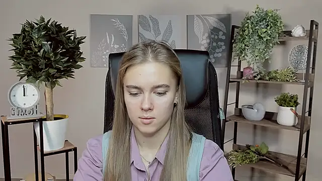 Snapshot of JuneWoods chatting on November 12, 2025, 7:45 am JuneWoods online show from November 12, 2025, 7:45 am