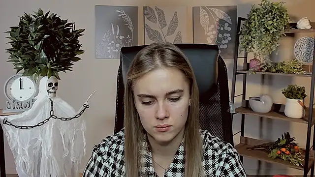 Snapshot of JuneWoods chatting on October 31, 2025, 12:57 pm JuneWoods online show from October 31, 2025, 12:57 pm