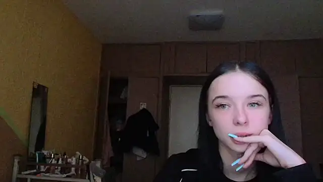 Emilia Light online show from April 3, 2026, 8:10 am