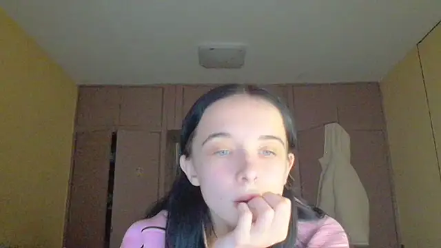 Emilia Light online show from December 3, 2025, 8:47 am