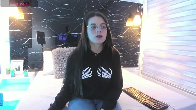 Snapshot of ZOE_LE chatting on November 7, 2025, 11:26 am ZOE LE online show from November 7, 2025, 11:26 am