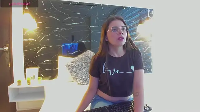 Snapshot of ZOE_LE chatting on October 21, 2025, 11:42 am ZOE LE online show from October 21, 2025, 11:42 am