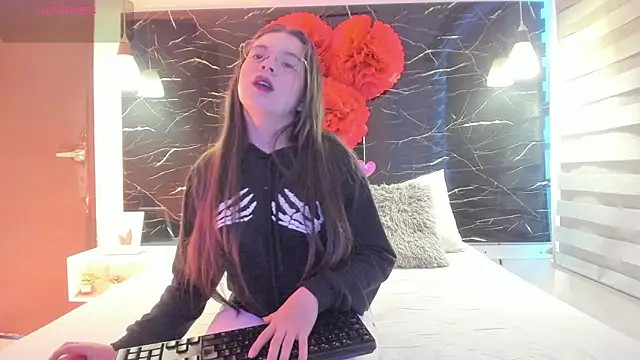 Snapshot of ZOE_LE chatting on February 27, 2026, 11:43 am ZOE LE online show from February 27, 2026, 11:43 am