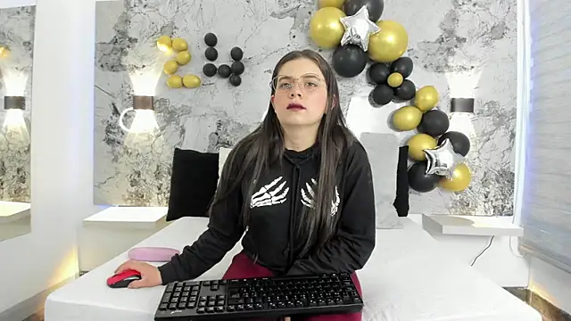 ZOE LE online show from April 15, 2026, 11:59 am