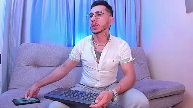 Taylor Lewiis online show from October 4, 2025, 3:52 am