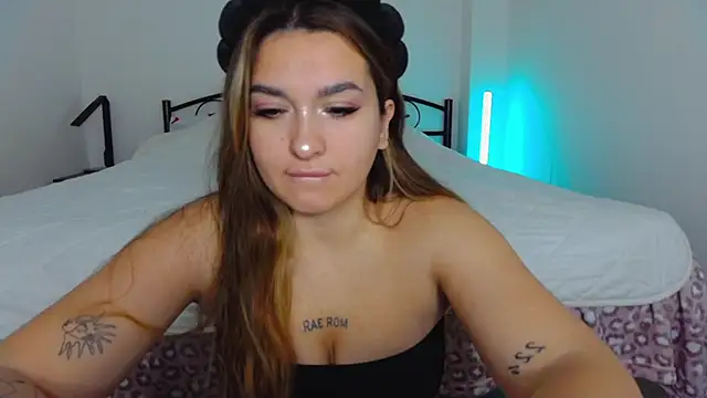 Snapshot of YourEmily_xx chatting on October 20, 2025, 6:48 am YourEmily xx online show from October 20, 2025, 6:48 am