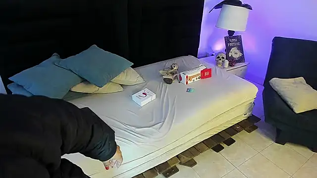 KateValencia online show from October 27, 2025, 1:01 pm