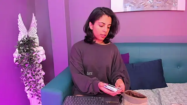 Snapshot of Alessiia__ chatting on November 18, 2025, 3:54 am Alessiia online show from November 18, 2025, 3:54 am