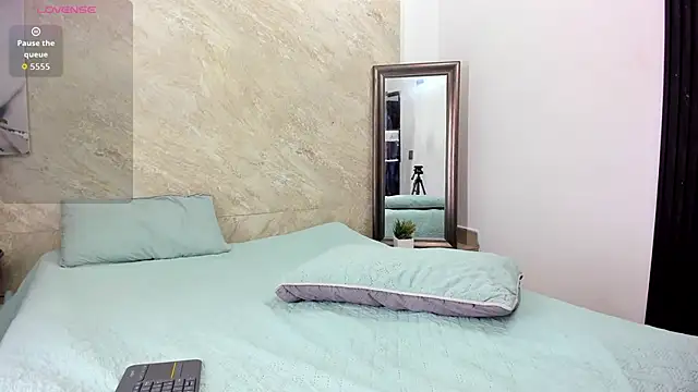 Chanel-munoz online show from October 15, 2025, 4:22 am