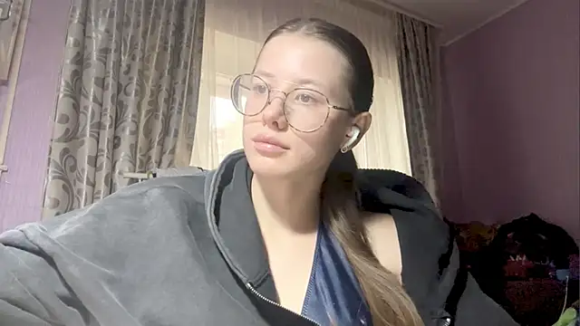Snapshot of EleanoraDriere chatting on September 28, 2025, 1:07 pm EleanoraDriere online show from September 28, 2025, 1:07 pm