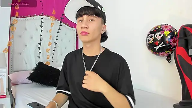 XaanderGrey online show from October 17, 2025, 7:37 pm