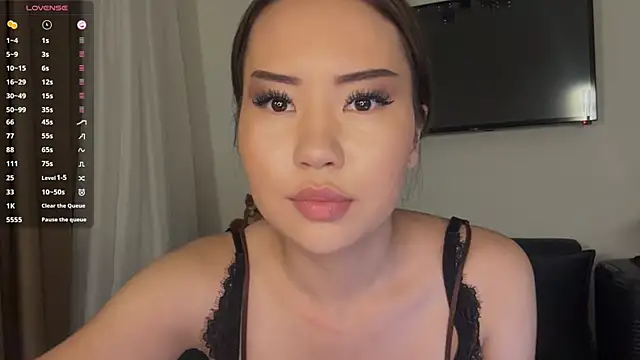 Ur neighbor Kira online show from April 10, 2026, 2:13 pm