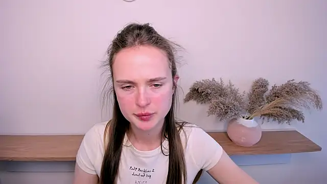 Snapshot of LilMary_ chatting on April 21, 2026, 8:32 am LilMary online show from April 21, 2026, 8:32 am