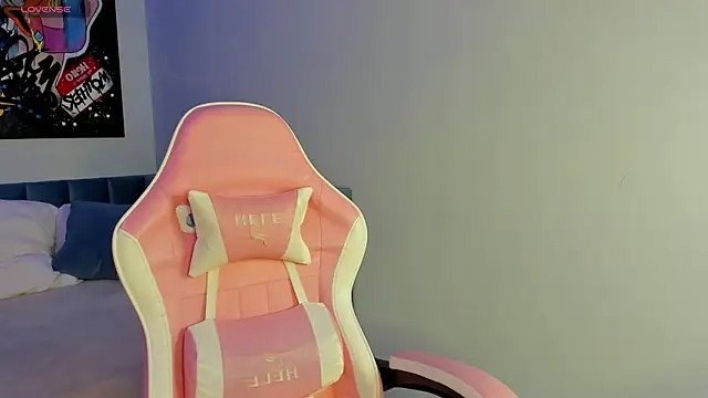 Snapshot of KarinaBroks chatting on October 14, 2025, 8:37 am KarinaBroks online show from October 14, 2025, 8:37 am