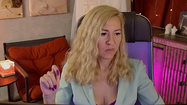 Snapshot of DonnaSmitth chatting on June 15, 2026, 7:46 pm DonnaSmitth online show from June 15, 2026, 7:46 pm