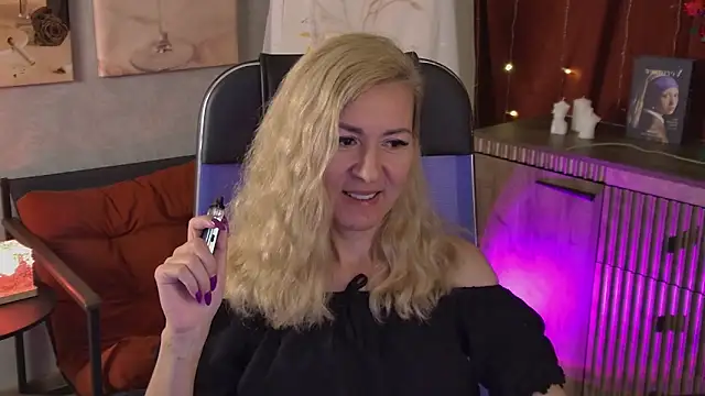 Snapshot of DonnaSmitth chatting on June 16, 2026, 6:52 pm DonnaSmitth online show from June 16, 2026, 6:52 pm