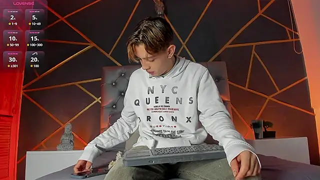 Lian Miller1  online show from February 20, 2026, 12:29 pm