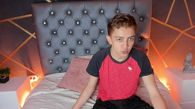 Lian Miller1  online show from October 7, 2025, 1:12 pm