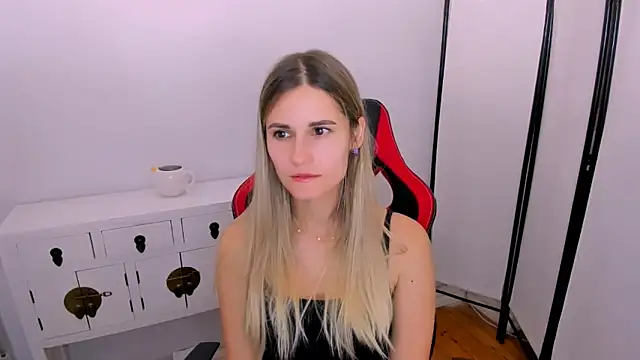 Snapshot of CatrinAmore chatting on October 12, 2025, 4:47 am CatrinAmore online show from October 12, 2025, 4:47 am