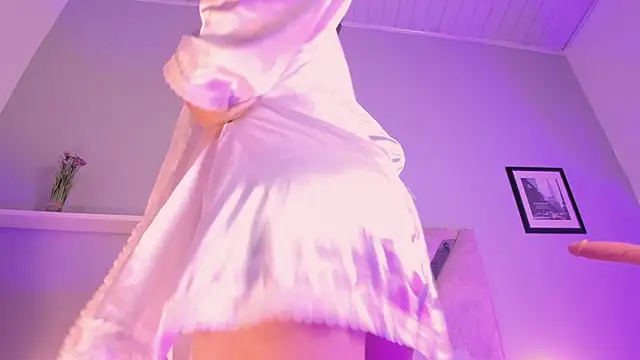 lyalee online show from December 18, 2025, 8:01 pm