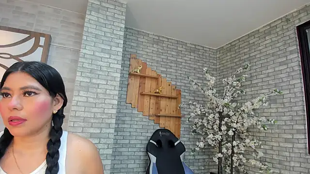 Snapshot of Alisonn_Doll chatting on February 4, 2026, 6:36 pm Alisonn Doll online show from February 4, 2026, 6:36 pm