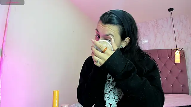 Iris  77 online show from January 9, 2026, 6:26 pm