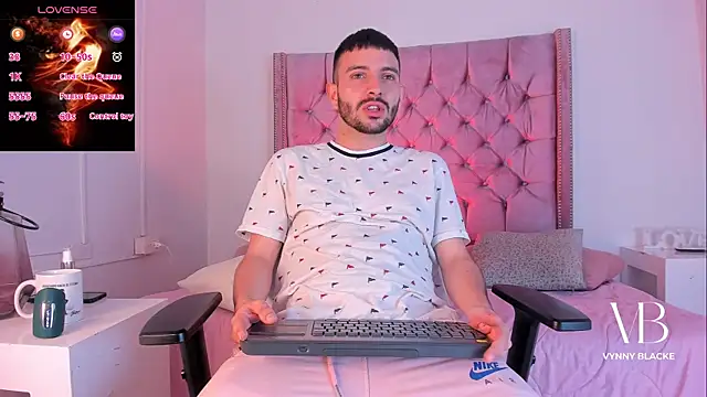 VynnyBlacke  online show from November 4, 2025, 9:18 pm