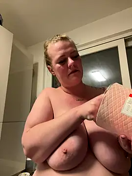 Curvyveri93 online show from October 2, 2025, 7:17 pm