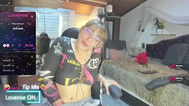 sophialyh 1 online show from April 17, 2026, 1:14 pm