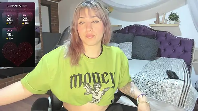 Snapshot of sophialyh_1 chatting on November 4, 2025, 1:04 pm sophialyh 1 online show from November 4, 2025, 1:04 pm